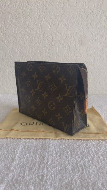 AUTHENTIC Louis Vuitton LV Cosmetic Pouch Bag TrousseToilette 28 for Sale  in San Diego, CA - OfferUp