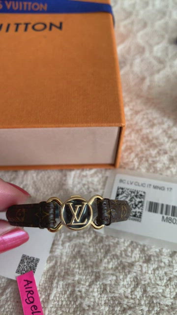 Louis Vuitton® LV Clic It Bracelet Rose. Size 17 en 2023