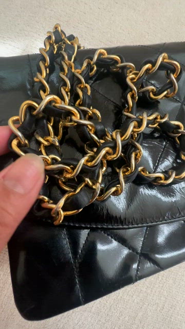 Chanel Vintage Diana bag in black leather - Second Hand / Used – Vintega