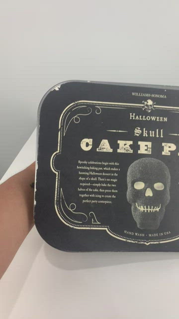 New Williams Sonoma Nordic Ware Halloween Skull Cake Pan USA