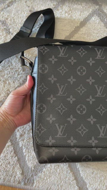 Louis Vuitton District Shoulder bag 326348