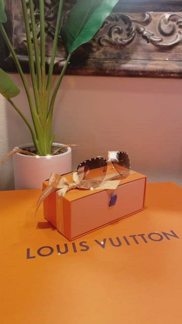 LOUIS VUITTON Monogram The Party Aviator Sunglasses Z1365U Gold 1029783