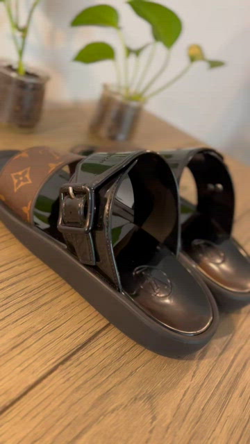 Louis Vuitton sunbath flat mule / slipper / slides / sandals, Luxury,  Sneakers & Footwear on Carousell