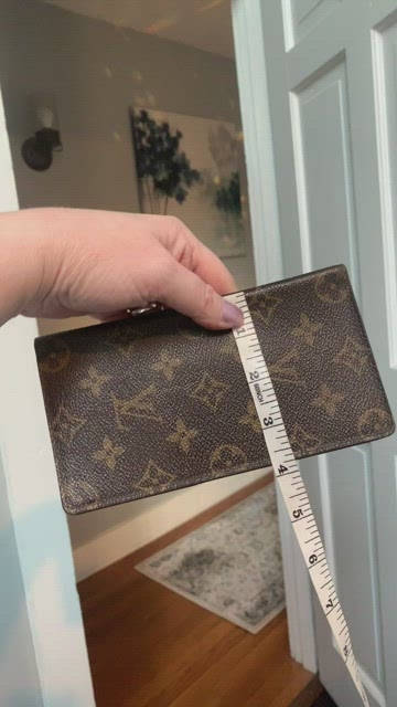 Scored a vintage Mens Louis Vuitton Brazza Wallet Checkbook For $8, only  flaw is the hole they made for the tag : r/ThriftStoreHauls