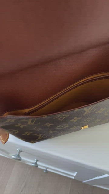 Louis Vuitton Arche Pochette Epi Leather Shoulder Bag – Vintage by Misty