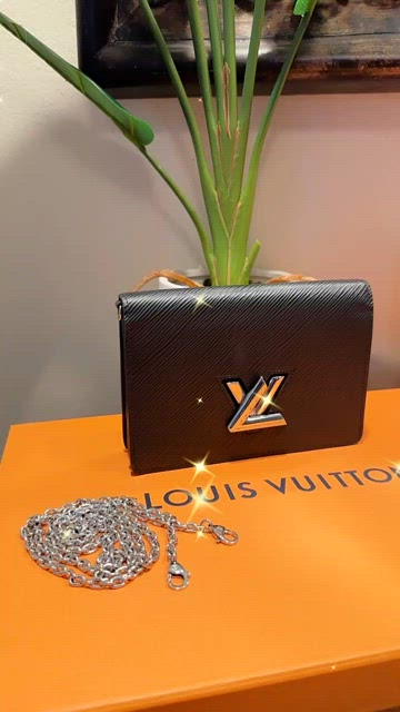 The @louisvuitton Twist Belt Chain Wallet has been such a perfect