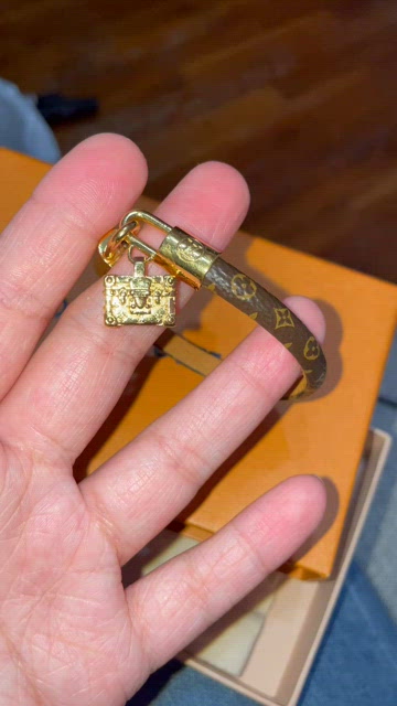 💯% Authentic Louis VUITTON Petite Malle Charm Bracelet (size 19