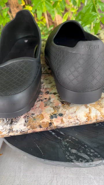 GUCCI Men\'s
GUCCI New Gucci Black Rubber Overshoe/Shoe Cover w/Diamante Pattern Gucci Rubber Casual Shoes for Men for sale - eBay main image 2