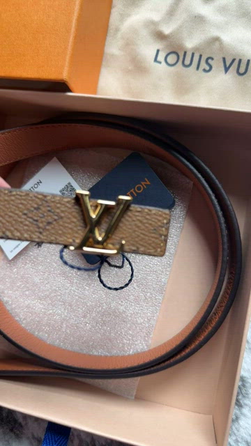 Like new LV reversible belt kit in tan and monogram US size 85 ? authentic Louis Vuitton LV Initiales 40mm Reversible Belt Brown  main image 4