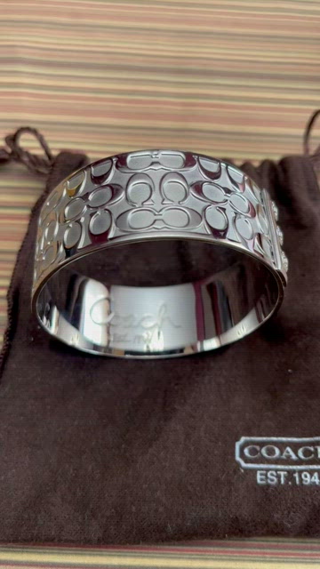 ★人気★【COACH】C BANGLE Coach Pegged C Logo Hinged Bangle Bracelet, One Size, Metal