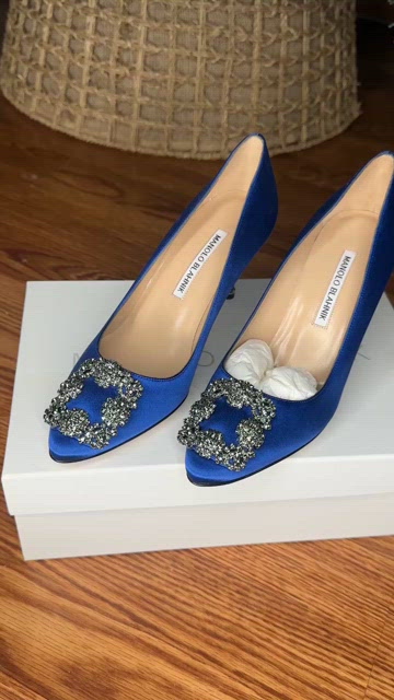 MANOLO BLAHNIK ハンギシ HANGISI | Black Calf Leather Jewel Buckle Pumps | Manolo Blahnik