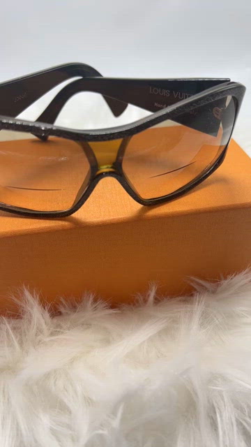Louis Vuitton | Accessories | Louis Vuitton Monogram Mahina  display picture 3