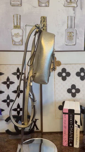 henri bendel | Bags | Henri Bendel Gold Metallic Pebbled  display picture 1